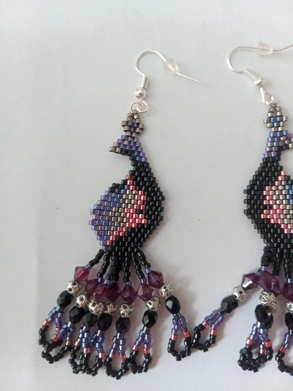 Brincos pendentes de pavão em contas miyuki delica violeta e preto – photo 2